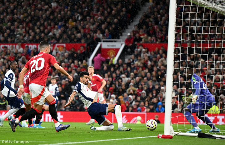 A Tottenham Hotspur játékosa, Dominic Solanke kapura lő 2024. szeptember 29-én