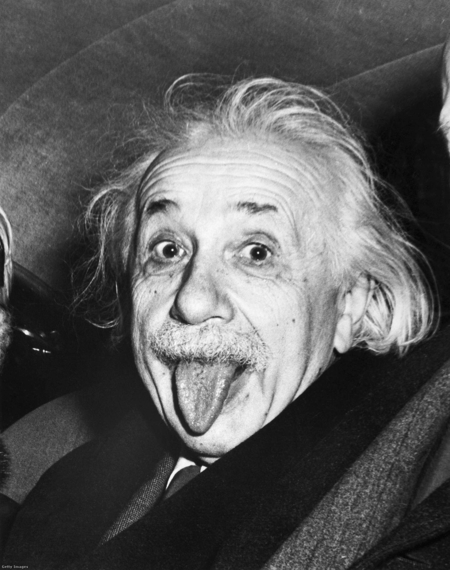 Einstein talán legismertebb fotója Arthur Sasse 1951-ben készült könnyed portréja. A Nobel-díjas fizikus 72. születésnapját ünnepelte a Princeton Clubban, mely után kocsiba szállt. Arthur Sasse fotós kérte, hogy mosolyogjon a kamerába, de a tudós csak vidáman nyelvet öltött.