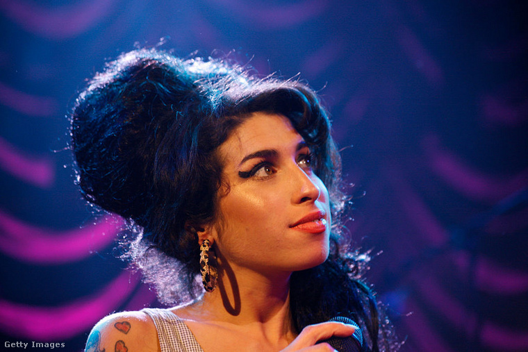 Amy Winehouse és az a bizonyos „27-es klub”&nbsp;A rendkívül tehetséges és különleges hangú énekesnő már életében is jól ismerte a hírhedt „27 Club” legendáját, amely azoknak a zenészeknek a csoportja, akik 27 évesen tragikus módon hunytak el, mint például Jimi Hendrix és Jim Morrison