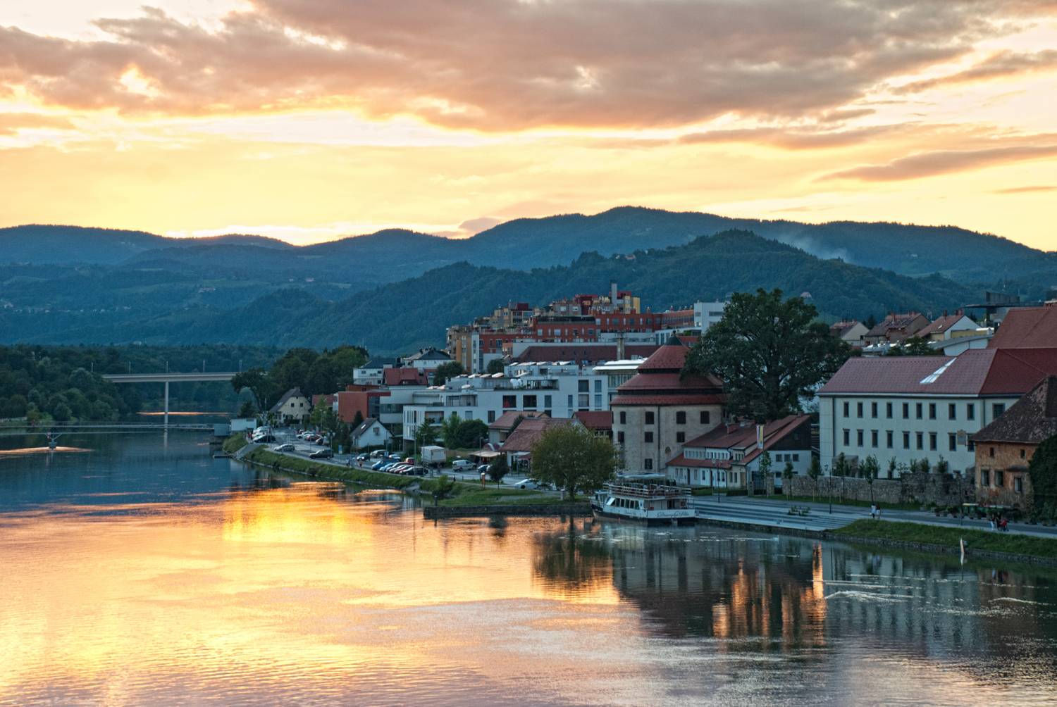 Maribor Szlovénia második fővárosának is tekinthető. Korai elővétellel kevesebb mint 15 ezer forint alatt kaphatóak retúrjegyek a káprázatos városba. A történelmi óváros lenyűgöző, a főtéren pedig hangulatos kávézók várják a látogatókat. Három hídja is szerepel a szlovén kulturális örökségek listáján.