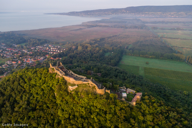 A lábunk előtt hever a Balaton a szigligeti vár romjainál