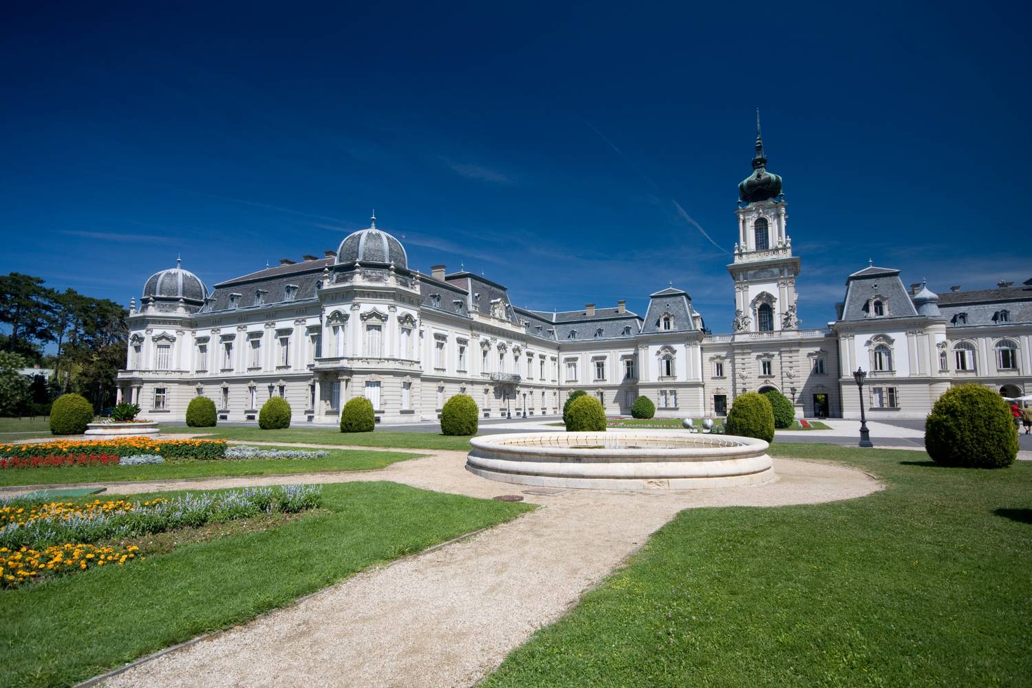 A keszthelyi Festetics-kastély kiemelkedő ékköve a hazai barokk építészetnek. A kastély 101 teremmel, egy hatalmas díszteremmel, könyvtárral és tükörteremmel is büszkélkedhet, illetve saját színházzal. A kastély kiállításán megismerkedhetnek a látogatók a 18-19. század főurainak hétköznapjaival. Az egykori női szalon részleges rekonstrukciója és korhű berendezése is megtekinthető.