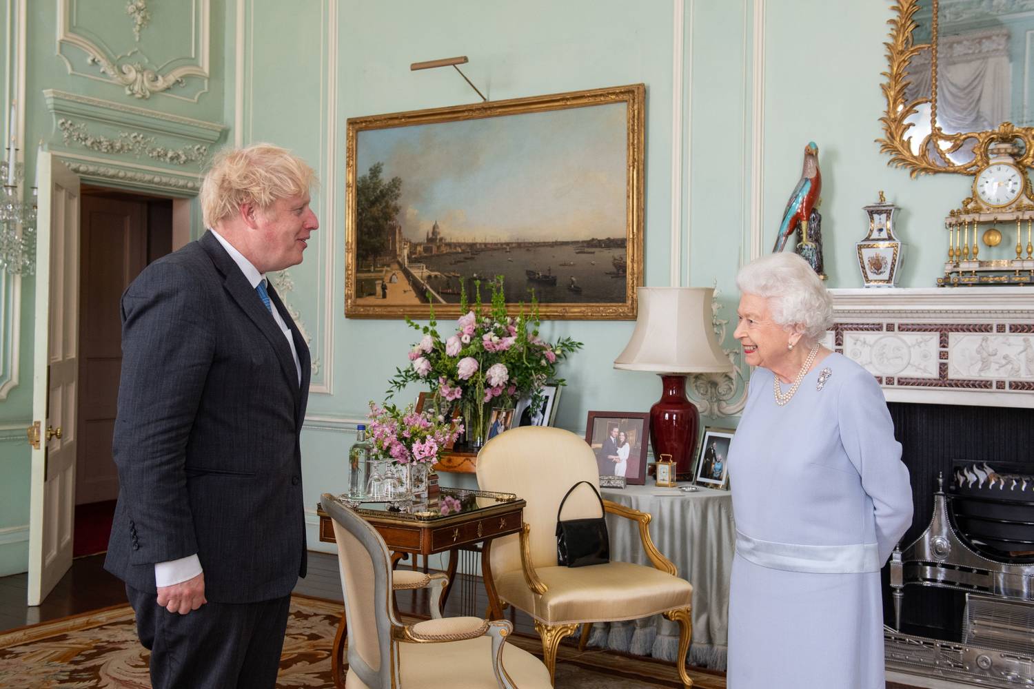 erzsébet királynő boris johnson