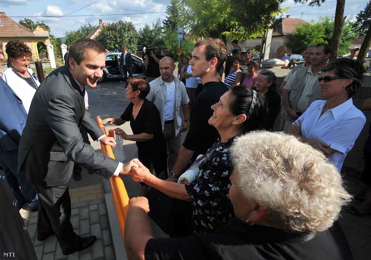 2009. augusztus 31. Bajnai Gordon helyiekkel beszélget a II. Rákóczi Ferenc Körzeti Általános Iskola és Napközi Otthonos Óvoda tanévnyitó ünnepsége után Vilmányban.
