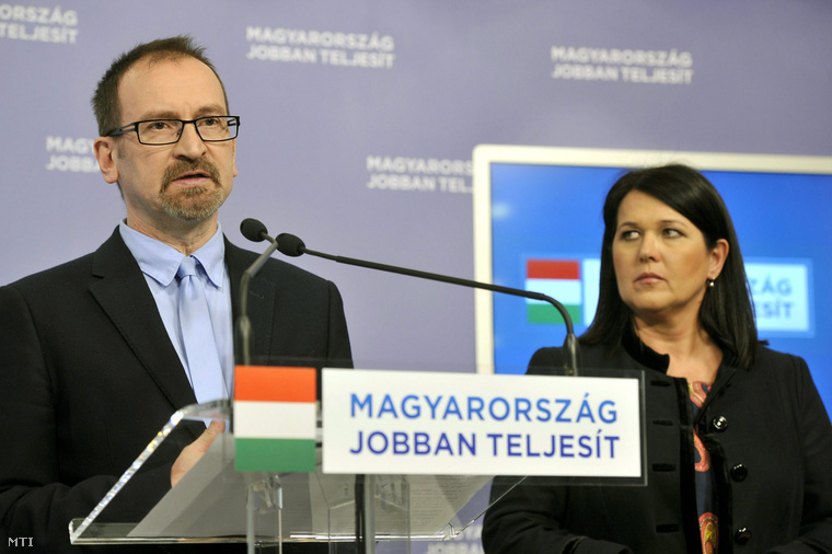 Szájer József fideszes EP-képviselő és Pelczné Gáll Ildikó a Fidesz alelnöke néppárti EP-képviselő sajtótájékoztatót tart a Képviselői Irodaházban 2014. április 10-én.