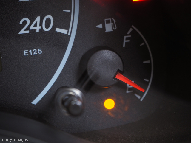 No vale la pena esperar a que se encienda la luz de combustible de tu auto