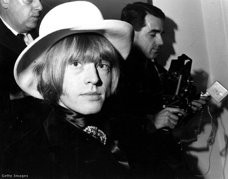 Brian Jones: a Rolling Stones lázadó alapítója&nbsp;Brian Jones, a Rolling Stones egyik alapítója és első vezetője, a zenekar kísérletező és kreatív motorja volt