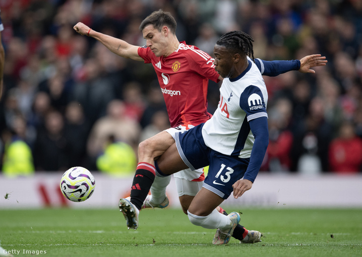 A hétvégi bajnokin a Tottenham a Manchester United otthonában tudott nyerni. A vendégektől Destiny Udogiea csatázik a hazaik részéről Manuel Ugartével.