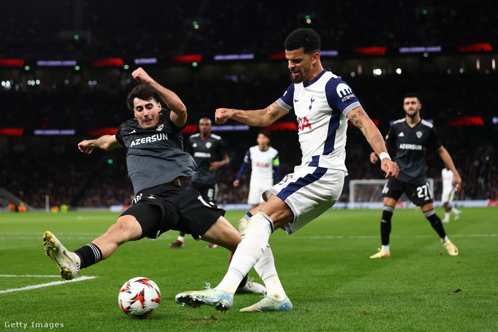 Dominic Solanke adja be a labdát