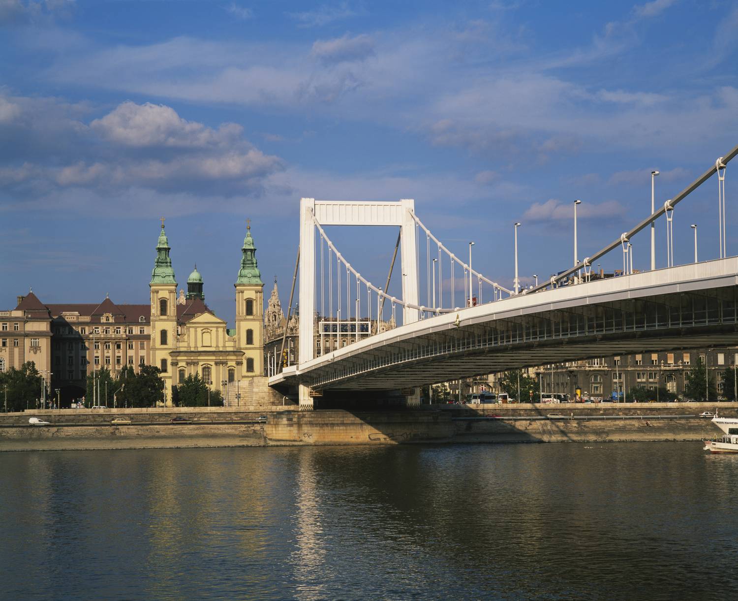 A Március 15. téren található a Budapest-Belvárosi Nagyboldogasszony Főplébánia-templom. A gótikus jegyeket viselő templom izgalmas története a 14. században indult. Gyönyörű belső tereiben még egy török kori imafülke is fennmaradt. Az 1700-as években barokk stílusban restaurálták.