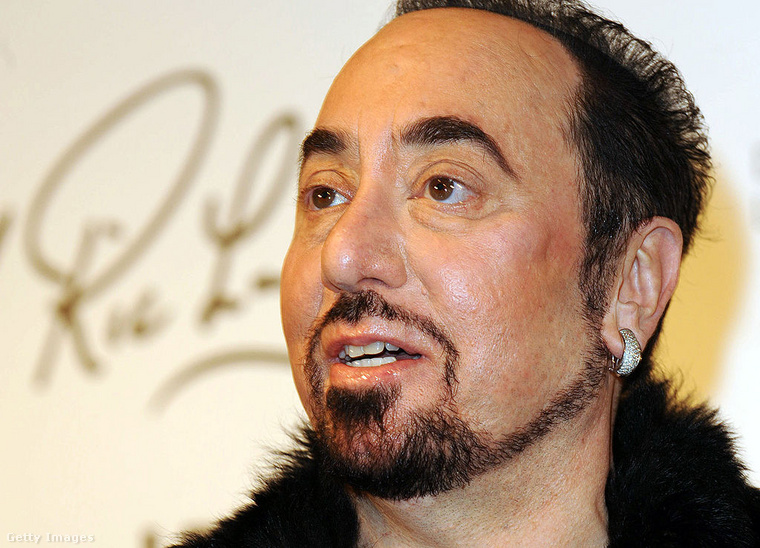 David Gest: Michael Jackson inspirálta a plasztikaőrületet&nbsp;David Gest saját elmondása szerint Michael Jackson unszolására kezdett bele a plasztikai műtétek sorozatába