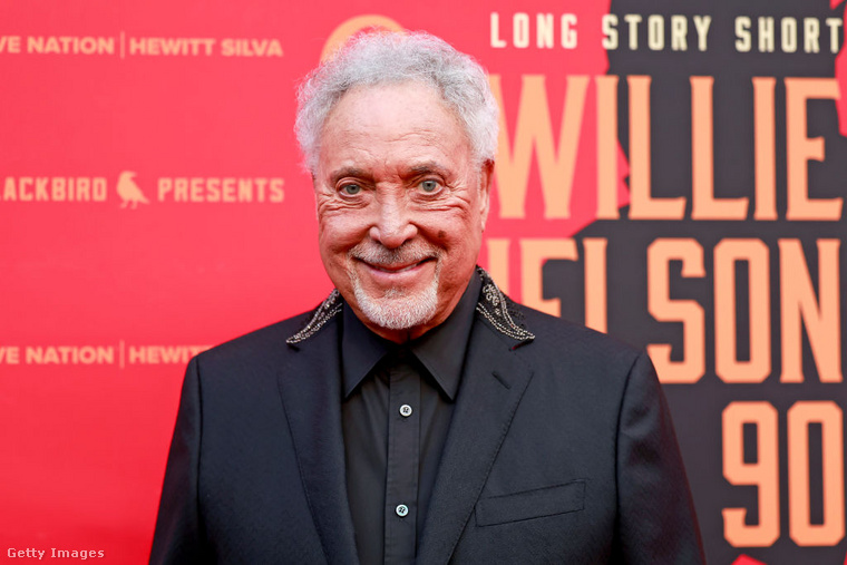 Sir Tom Jones: orvosa már leállítaná&nbsp;Tom Jones őszintén bevallotta, hogy annyi plasztikai műtéten esett át, hogy az orvosa már azt tanácsolta, hagyja abba