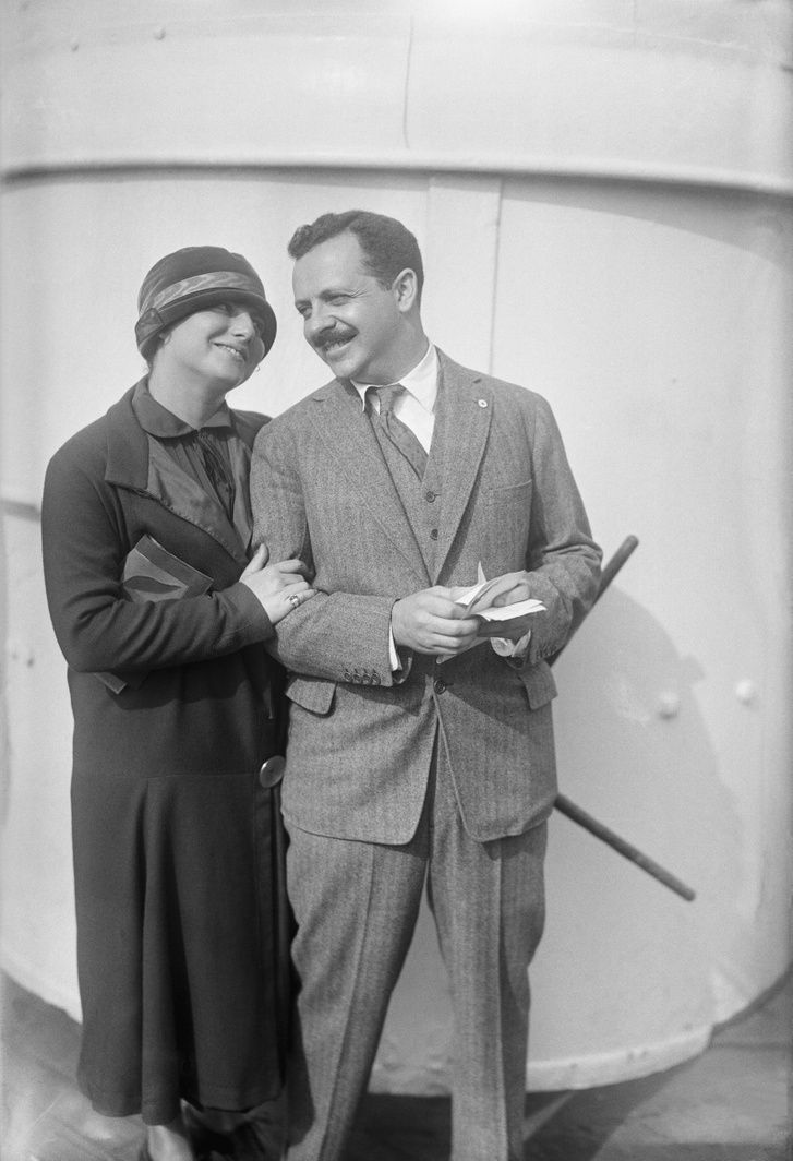 Edward Bernays 1923-ban feleségével, Doris E. Fleischmannel