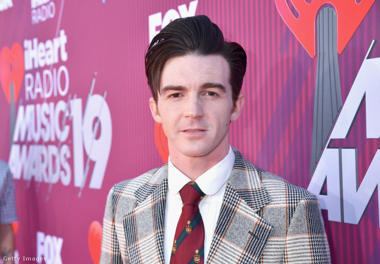 Drake Bell: tiszteletlenség Caitlyn Jennerrel szemben&nbsp;Drake Bell 2015-ben okozott botrányt, amikor Caitlyn Jenner női identitását nyilvánosan megkérdőjelezte egy Twitter-posztban: „Még mindig Bruce-nak foglak hívni.” A kijelentés óriási felháborodást keltett, különösen az LMBTQ közösség körében, és Drake-re minden oldalról támadások zúdultak