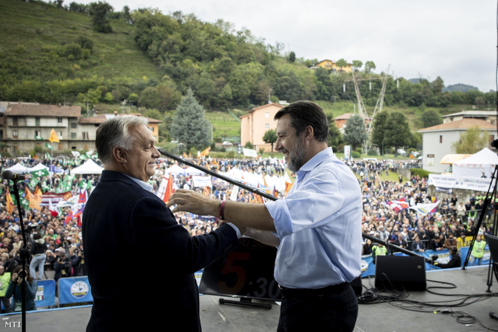 Orbán Viktor miniszterelnök díszvendéggel kezet fog Matteo Salvini olasz miniszterelnök-helyettes, a Liga elnöke, miután a magyar kormányfő beszédet mondott az olasz jobboldali Liga párt nagygyűlésén a bergamói Pontidában 2024. október 6-án