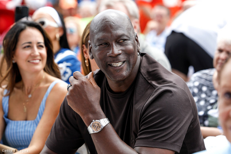 Michael Jordan a faji igazságtalanságok ellen emelte fel a hangját Michael Jordan, a kosárlabda legendája, az NBA történetének egyik legnagyobb hatású játékosa, 2020-ban 100 millió dollárt adományozott a faji igazságtalanságok és a rendszerszintű rasszizmus elleni küzdelem támogatására