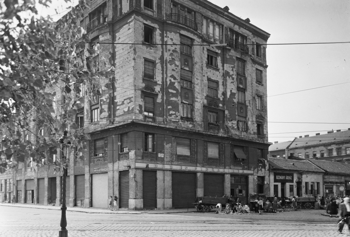 A Teleki tér 10. is csillagos ház volt. Margitai Ági is itt tartózkodott a családjàval a vészkorszakban