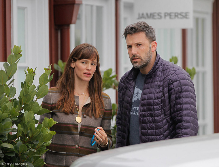 Jennifer Garner, Ben Affleck és Christine Ouzounian: egy botrányos szerelmi háromszög, ami a váláshoz vezetett&nbsp;2015-ben felrobbant a pletyka, miszerint Ben Affleck viszonyt folytatott az egykori közös dadával, Christine Ouzouniannal, miközben még házas volt Jennifer Garnerrel