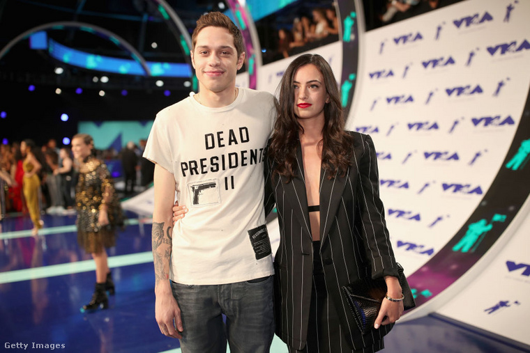 Cazzie David, Pete Davidson és Ariana Grande: A sztárkomikus viharos szerelmi háromszöge&nbsp;Pete Davidson magánélete mindig is tele volt hullámvölgyekkel, és híres kapcsolatai rendre a média figyelmének középpontjába kerültek