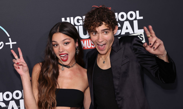 Olivia Rodrigo, Joshua Bassett és Sabrina Carpenter: a TikTok-generáció legnagyobb szerelmi háromszöge&nbsp;Ha nem egy elhagyatott szigeten élt 2020-ban, biztosan hallotta Olivia Rodrigo „drivers license” című dalát, amely szinte egy pillanat alatt vált slágerré a TikTokon, és hetekig uralta a Billboard Hot 100-as listáját