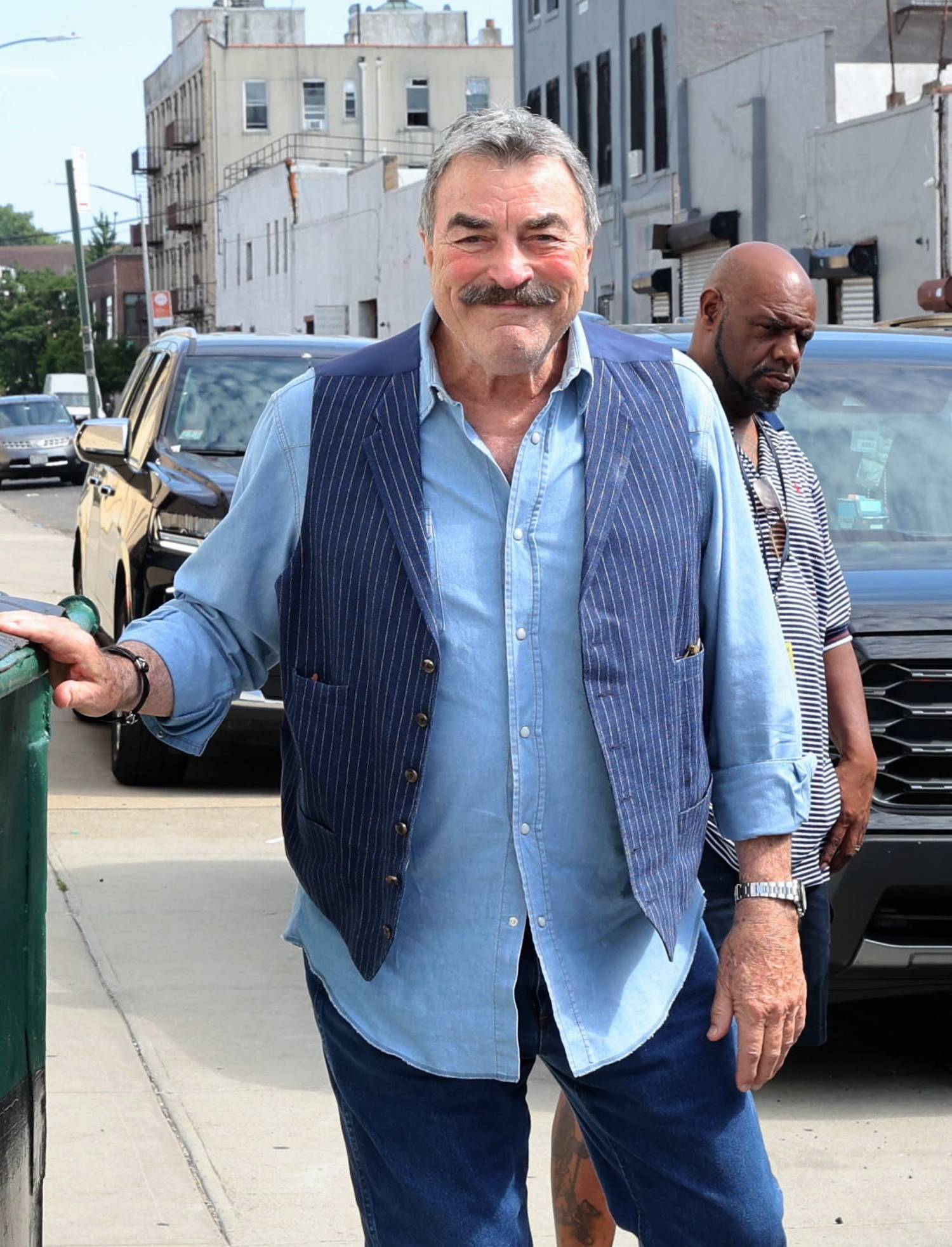 Tom Selleck idén júniusban még a védjegyévé vált bajuszával lépett az utcára.