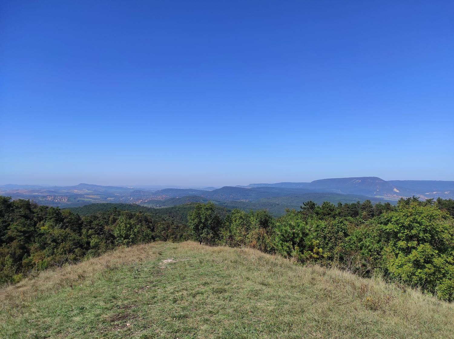 A Piliscsaba - Hűvösvölgy szakasz egy könnyebben járható útvonal, amely a Pilis és Budai-hegység békés erdőin vezet át. Csodálatos panoráma kínálkozik. Piliscsabán a K▲ jelzésen a Nagy-Kopasz csúcsára érdemes kitérni.