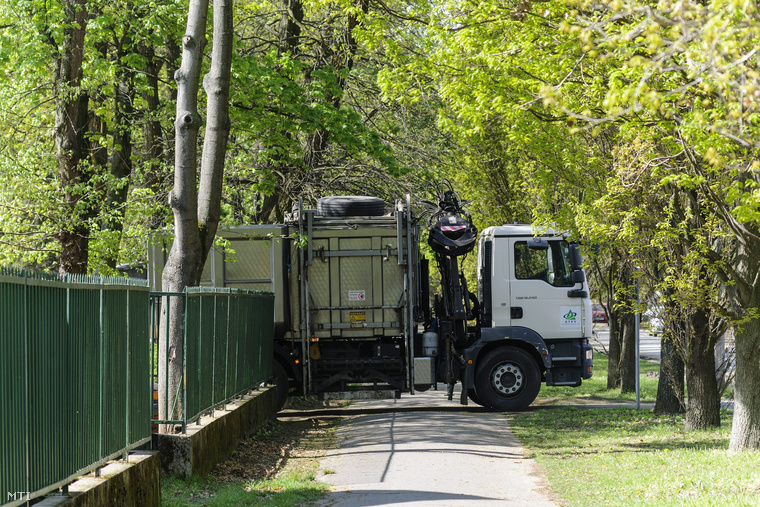 Az ATEV Fehérjefeldolgozó Zrt. állati melléktermék begyűjtő járműve hajt ki a zárva tartó Debreceni Állat- és Növénykert gazdasági bejáratán április 10-én.