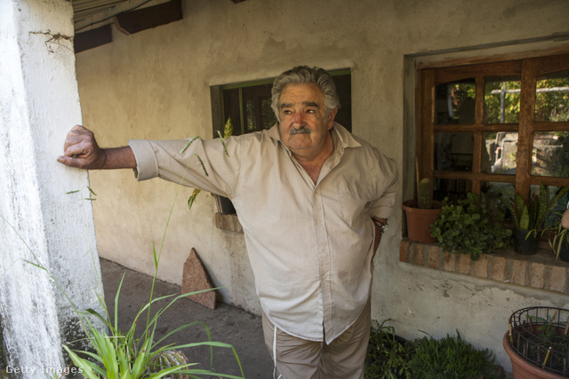 Mujica máig szerény körülmények között él egy vidéki házban, ahol gazdálkodik