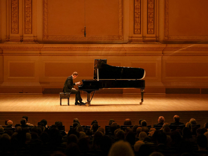 György Ádám a New York Carnegie Hall Nagytermében