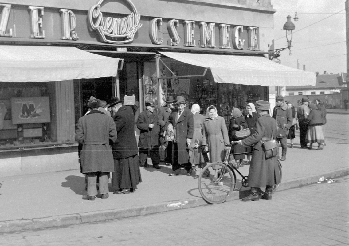 A Flórián tér és a Vörösvári út (már lebontott) saroképülete (1954)