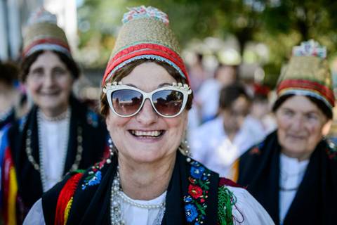 „Na, komám, ezt fényképezd le!” – Élő hagyományt mutat be a Pixel és folklór kiállítás