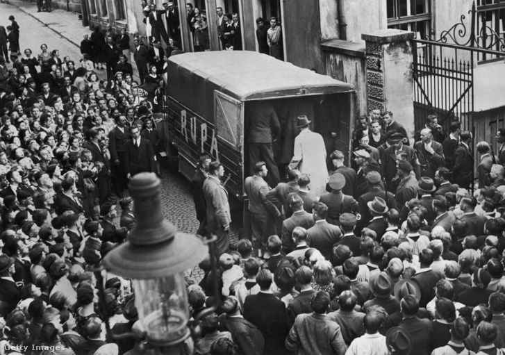 A Gestapo gyanúsítottakat gyűjt a cseh Szudéta-vidéken, 1938 körül