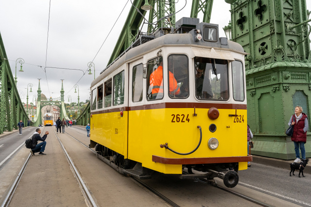 Bár kevésbé tűnik korosnak, valójában ez a BKV villamosflottájának legrégebbi darabja