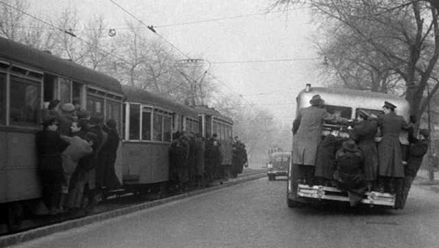 Nemcsak a villamosokon, hanem a buszokon is fürtökben lógtak az utasok