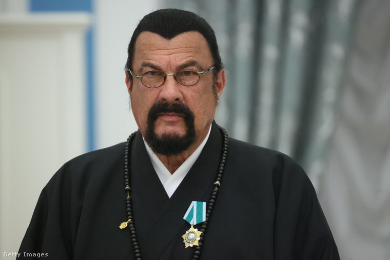 Seagal évek óta aktívan támogatja Putyint, részt vett az elnöki beiktatási ünnepségen, és folyamatosan felszólal Ukrajnával szemben, amelyet – saját szavai szerint – a szervkereskedelemmel és nácizmussal kapcsol össze. (Fotó: Contributor / Getty Images Hungary)