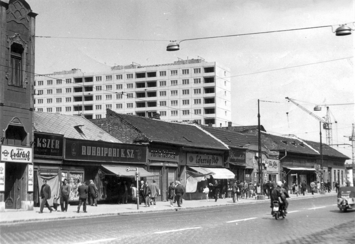 A felüljárók megépítése előtt ez a látvány fogadta az embert, amikor Óbudán legurult az Árpád hídról (1969)