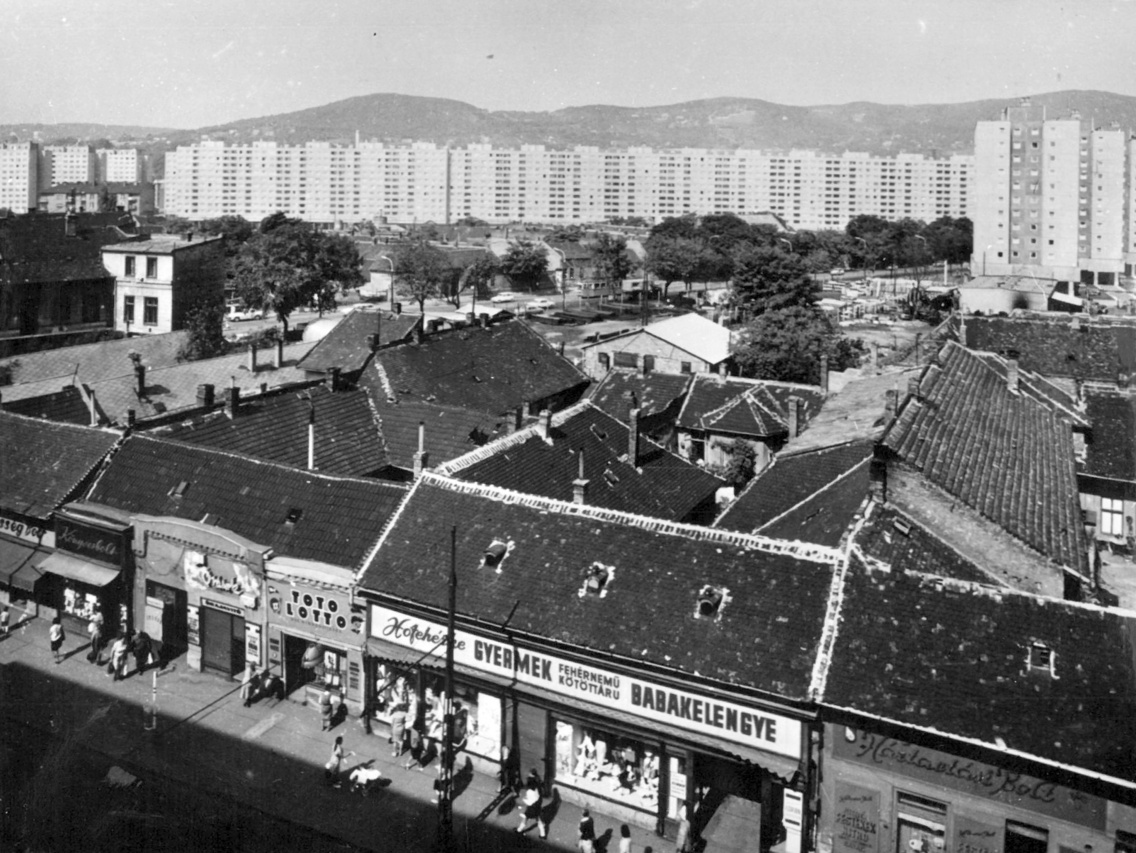 A háttérben a tér, ahol már magasodik a Faluház szalagtömbje (1972)