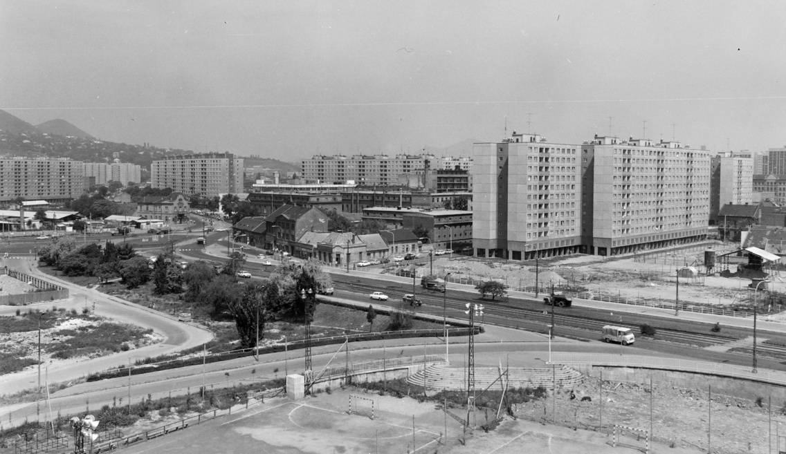 Kilátás a Szent Péter és Pál-templom tornyából a Flórián tér felé (1976)