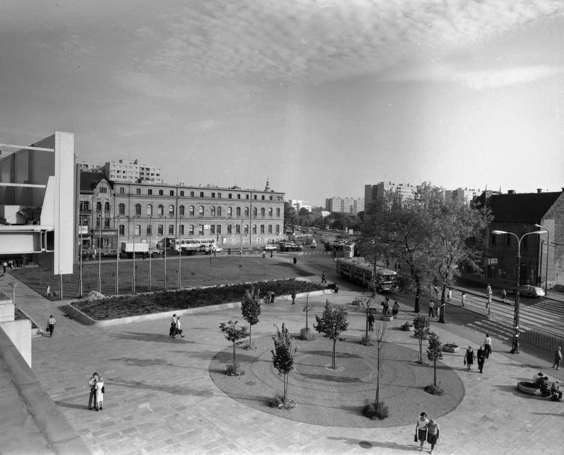 Rálátás a Flórián térre és a Budapesti Rádiótechnikai Gyár (BRG), az egykori Dohánygyár épületére a Flórián Üzletközpontból (1978)