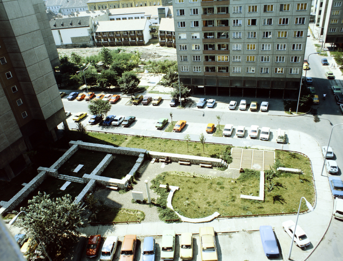 Kilátás a Flórián tér 4–5. számú épületből, jobbra a Kórház utca, a római romokon túl a Polgár utca (1979)