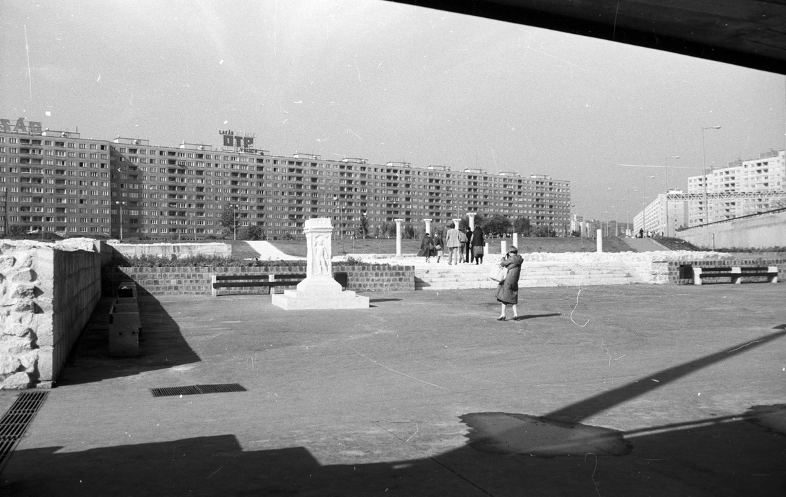 A Flórián tér a római kori maradványokkal, a háttérben a Faluház (1985)