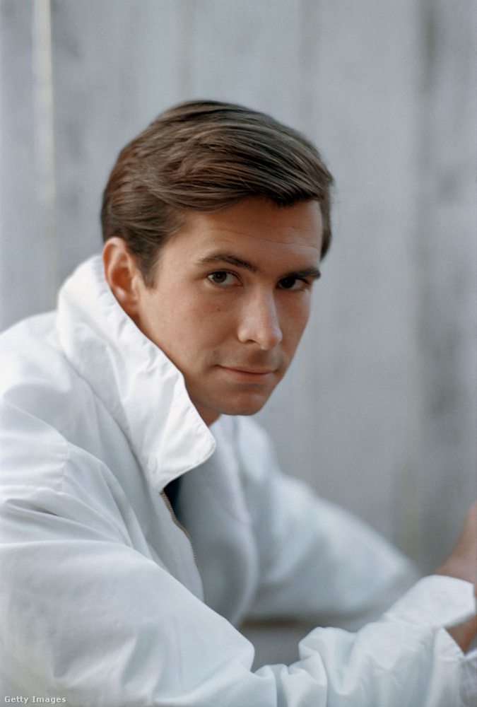 Anthony Perkins titkos szerelme: a homofóbia árnyékában rejtőzködő kapcsolat
                        Anthony Perkins, a legendás színész, aki a „Psycho” című filmben vált világhírűvé Norman Bates hátborzongató karaktereként, tragikus és titkokkal teli életet élt