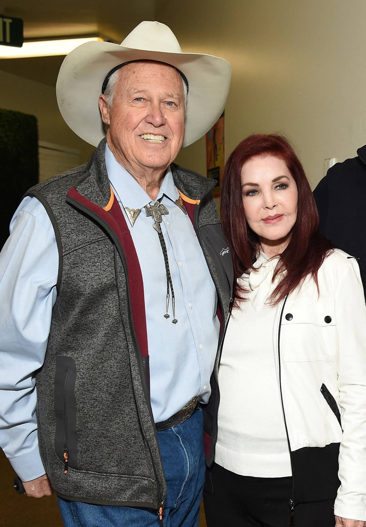 Legfrissebb képén Priscilla Presley-vel látható, aki ugyancsak játszott a Dallasban. A fotó akkor készült, mikor több szereplő összejött a The Hollywood Show elnevezésű rendezvényen.