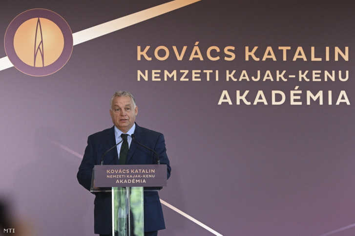 Orbán Viktor miniszterelnök beszédet mond a Kovács Katalin Nemzeti Kajak-Kenu Akadémia megnyitóünnepségén Sukorón 2024. október 12-én