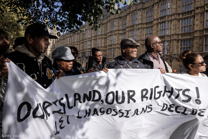 Chagos-szigeti őslakosok tüntetnek 2024. október 7-én Londonban