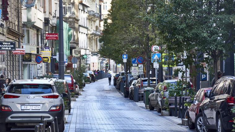 Parkoló autók a budapesti Petõfi Sándor utca két oldalán.