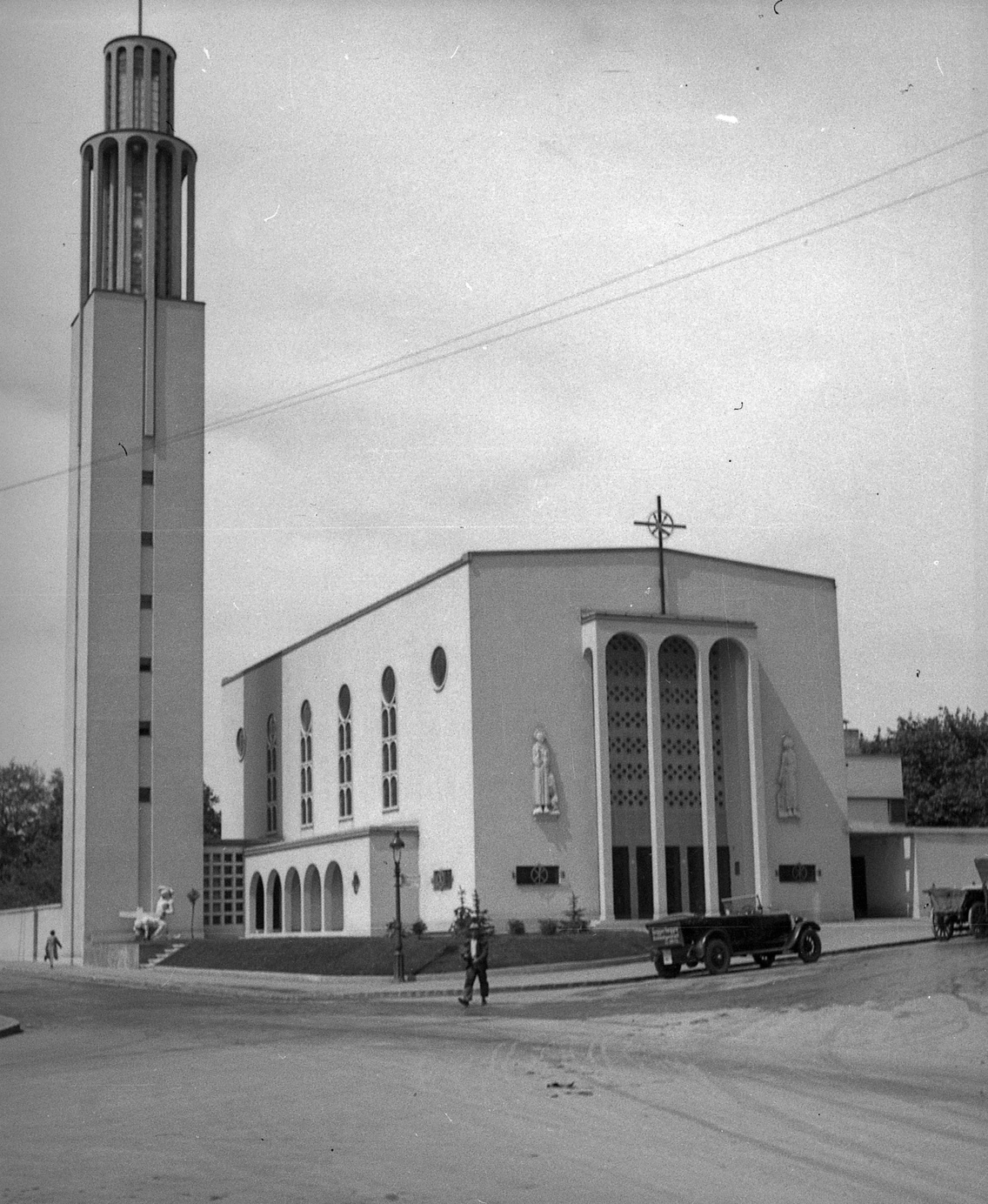 A pasaréti templom a felszentelését követő évben (1935); az autók parkolásán látszik, hogy ekkor még bal oldali közlekedés volt érvényben