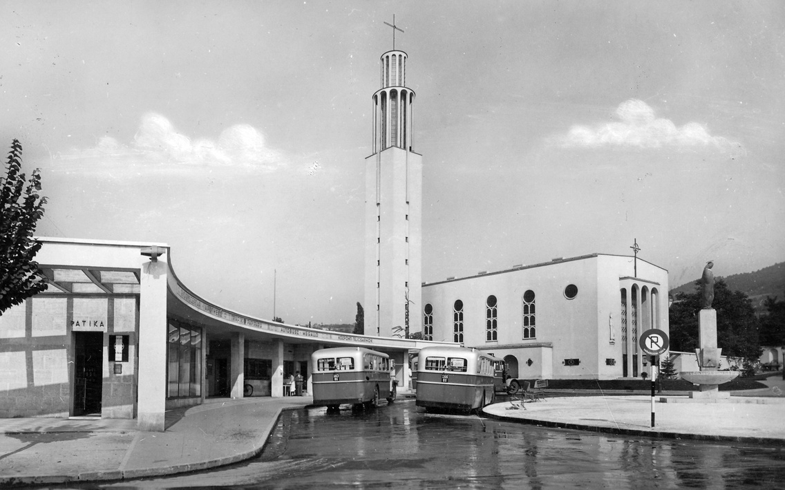 1940, Pasaréti tér, autóbusz-végállomás, háttérben a Páduai Szent Antal-templom