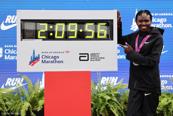 A kenyai Ruth Chepngetich pózol az órával, miután megnyerte a 2024-es Chicago Maraton profi női szakágát, és 2:09:56-os idejével új világrekordot állított fel a Grant Parkban 2024. október 13-án