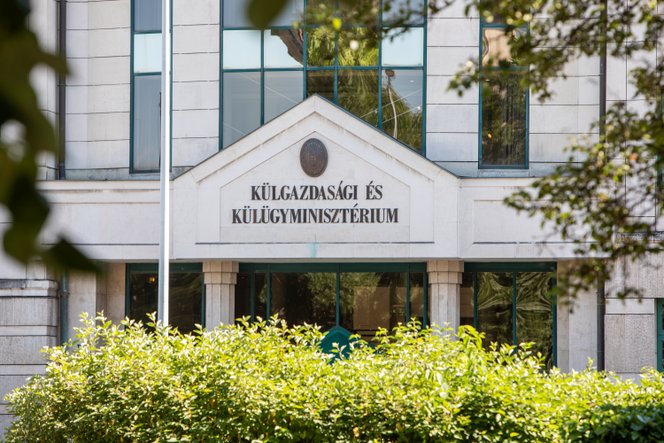 Orbán Anita nem késlekedett, máris leszedette a Külügyminisztérium épületéről a külgazdasági feliratot